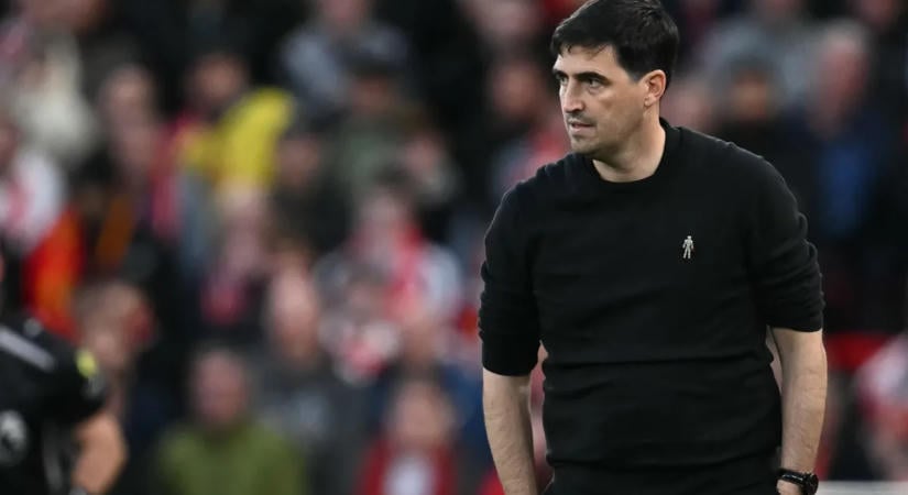 Andoni Iraola a kiállításra mutogat a súlyos liverpooli vereség után