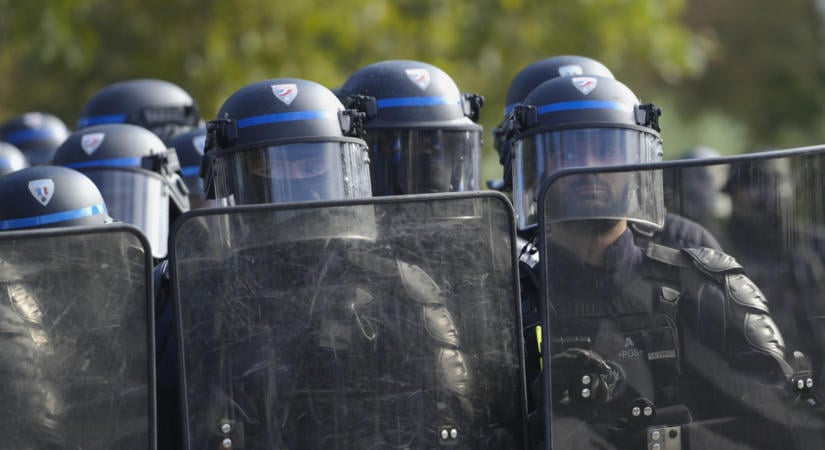 Hetvenezer rendőrrel készül a francia kormány a zavargásokra, elit egységeket is bevetnek