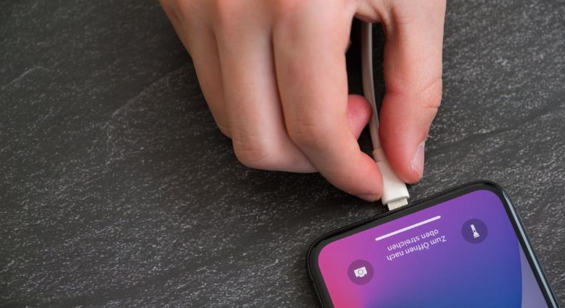 Riasztó figyelmeztetés: tízből nyolc USB-töltő megbukott a vizsgálaton – áramütést is okozhatnak