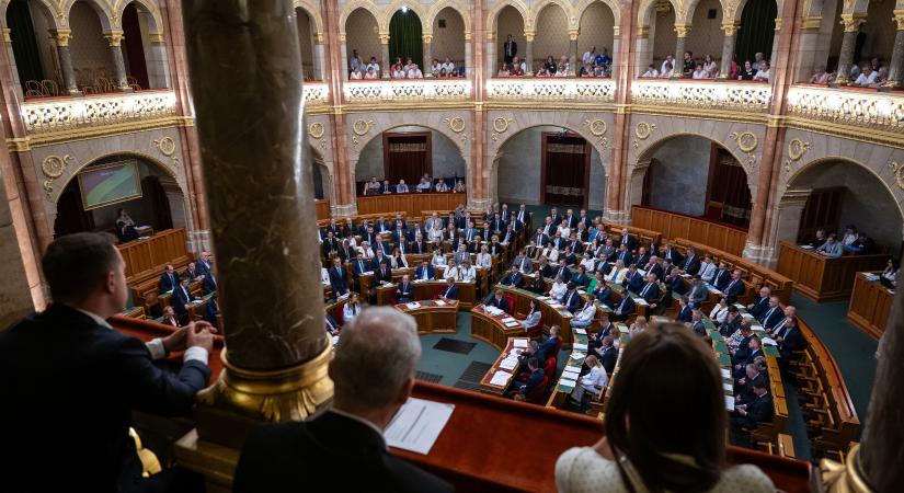 Ezekről döntött a parlament: jön az iskolakezdési támogatás, magasabb fokozatba kapcsol a közmédia átalakítása is