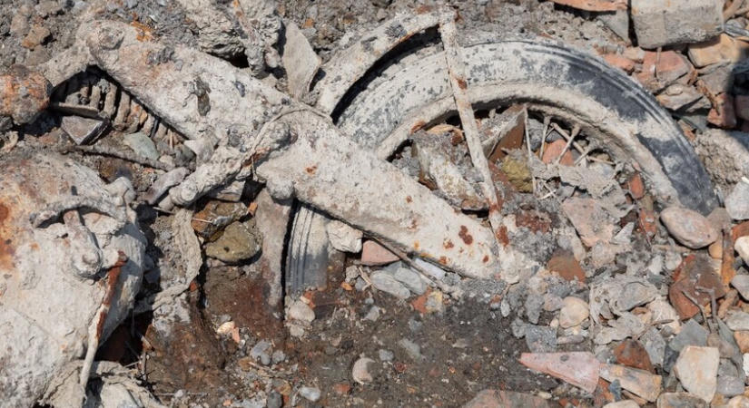 Ezt a 80 éves motort emelték ki a Duna medréből - Világháborús lelet a folyó mélyéről