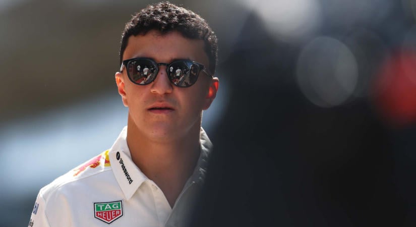 Hadjar: Verstappen a Ferrarival nagyobb fölénnyel nyert volna