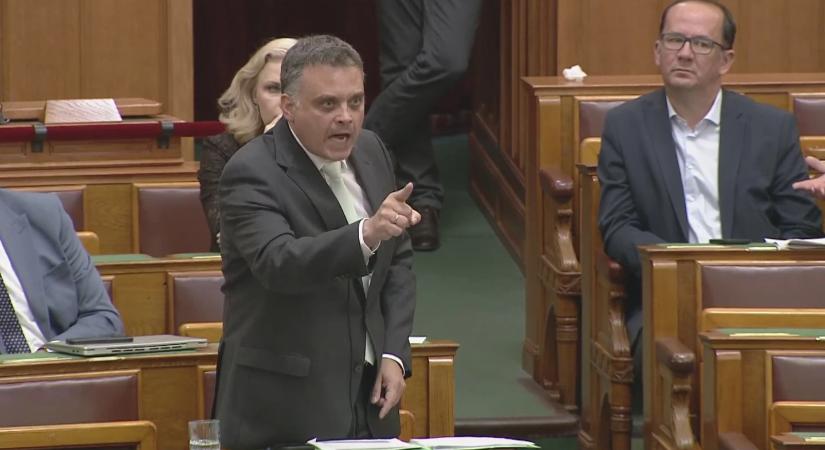 Káromkodás, bocsánatkérés és bojkott a 11 órás parlamenti vitában