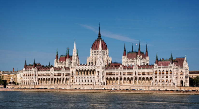 A Tisza javaslata: maradjanak el a parlament ülései, minden díszkivilágítást kapcsoljanak le