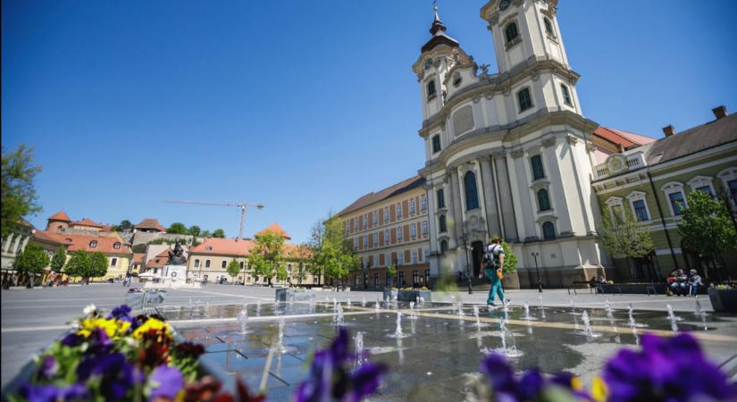 Olaj ömlött a Dobó térre a Gárdonyi Napok alatt: kiderült mi lett a sorsa a tér burkolatának