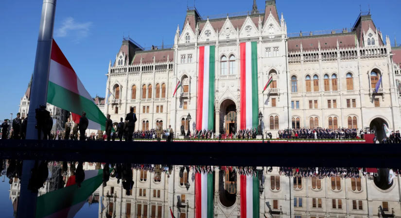 Zászlófelvonás és tisztavatás az Országház előtt – galéria