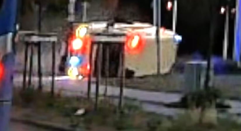 Piroson áthajtó furgonos vágta telibe a szirénázó mentőautót