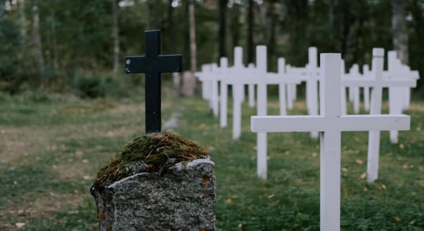 Így tüntesd el a mohát a sírkőről Mindenszentek előtt