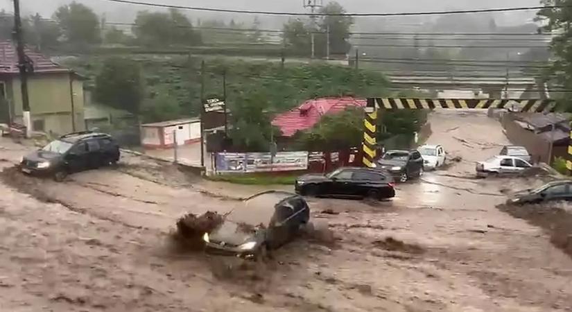 Villámárvizeket, közlekedési fennakadásokat okoztak Romániában a zivatarok