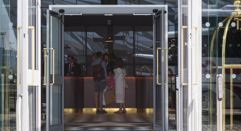 Írország bombaüzlete: menedékkérőkre cserélték a jól fizető turistákat
