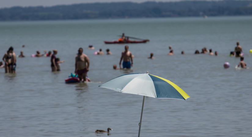 Fürdési tilalom a Balatonnál: emberi ürülékre utaló szennyezést találtak, a fizetős vécé szerepe is felmerült