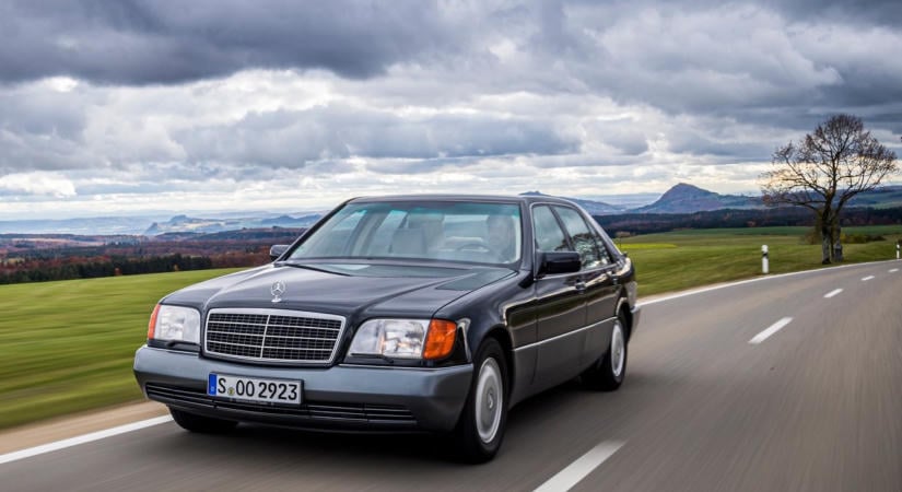 Lopott Mercedessel érkezett hivatalos látogatásra a miniszter