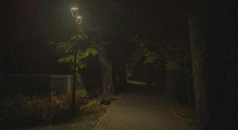 Fejbe rúgták, megtaposták majd megszúrták – legalább tízen támadtak rá egy 18 éves lányra – videó