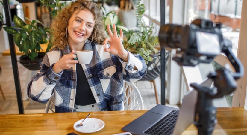 Készüljünk fel: nemsokára a főnök fog fizetni azért, hogy szelfizzünk a LinkedInre?