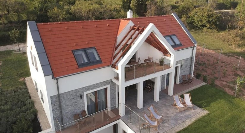 Sík vagy hullámos betoncserép? Melyiket válasszuk családi házra?