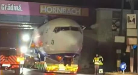 Híd alá szorult egy repülőgép Romániában (videó)