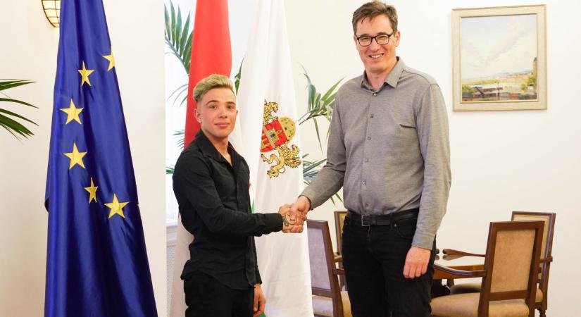 Karácsony Gergely megajándékozott egy életmentőt