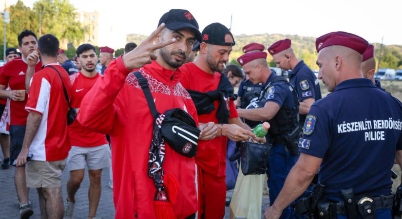 Bevették Diósgyőrt a külföldi szurkolók, óriási rendőri készültség mellett érkeztek a stadionhoz - fotókkal!, videóval