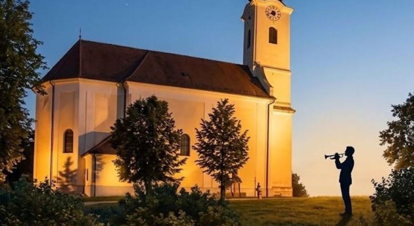 Nyárbúcsúztató fények és trombitaszó a templomkertben