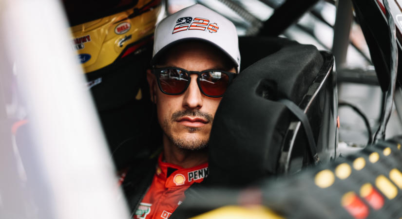 9 éve nem verte úgy el senki időmérőn a NASCAR Cup mezőnyét, mint most Logano Gatewayen