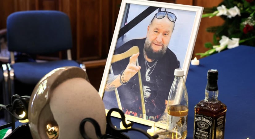Itt az igazság: a fia elárulja, hová helyezték Deák Bill Gyula hamvait