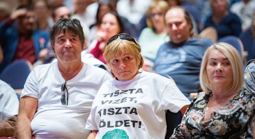 Közmeghallgatást tartott a CATL: megválaszolatlan kérdések, „politikai bohózat” – fotókkal