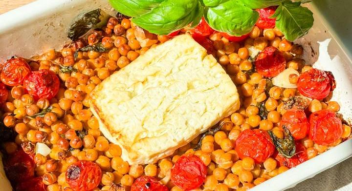 Krémesre sült feta csicseriborsóval: tepsis mártogatós friss kenyérhez