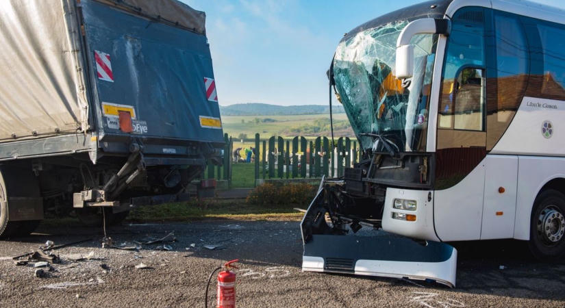 Járhatatlan a belső sáv, busz és személyautó ütközött az M7-esen