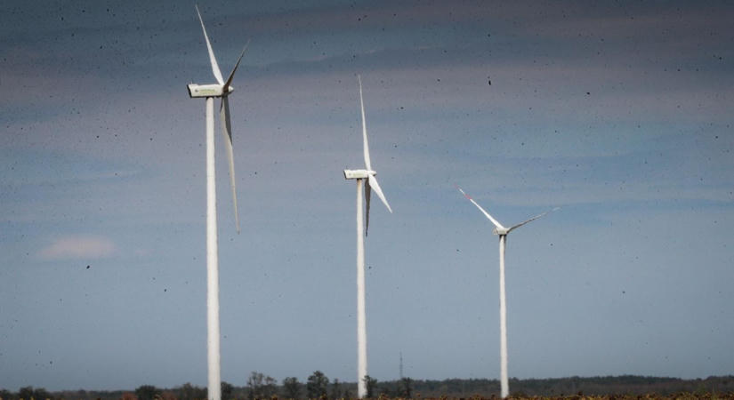 Lakossági fórum a vasi faluban - Kézfelemeléssel a szélturbina mellett
