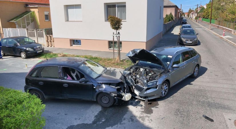 Több sérült van a szombathelyi balesetben: Mentők, tűzoltók, rendőrök a helyszínen - fotók