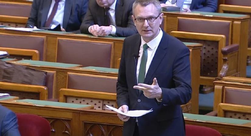 Rétvári Bence: A Tisza-kormány megalakulása óta a multiknak áll a világ