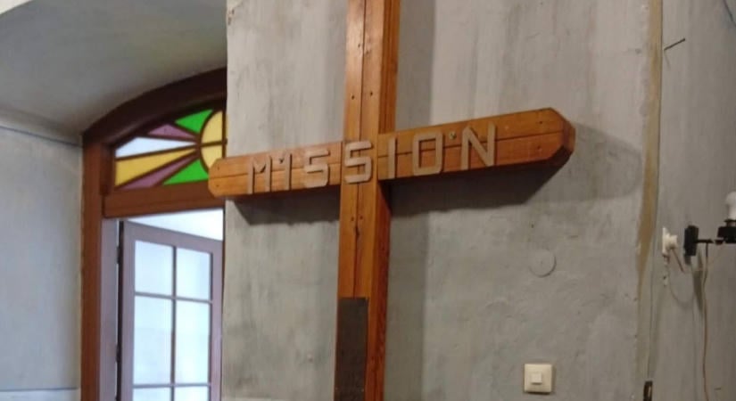 Új missziós kereszt ékesíti a teveli római katolikus templom belsejét