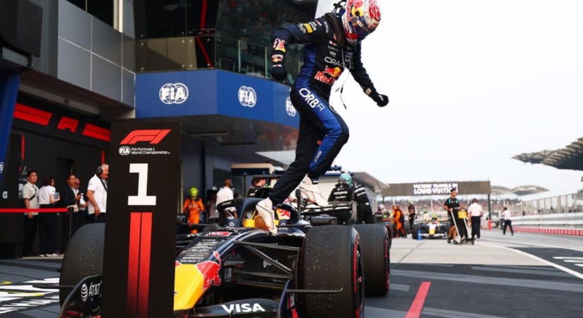 Eső, piros zászló és tömeges leállás még a rajt előtt: Káoszfutamon szerezte meg szezonbeli első futamgyőzelmét Verstappen a malajziai Bahreini Nagydíjon