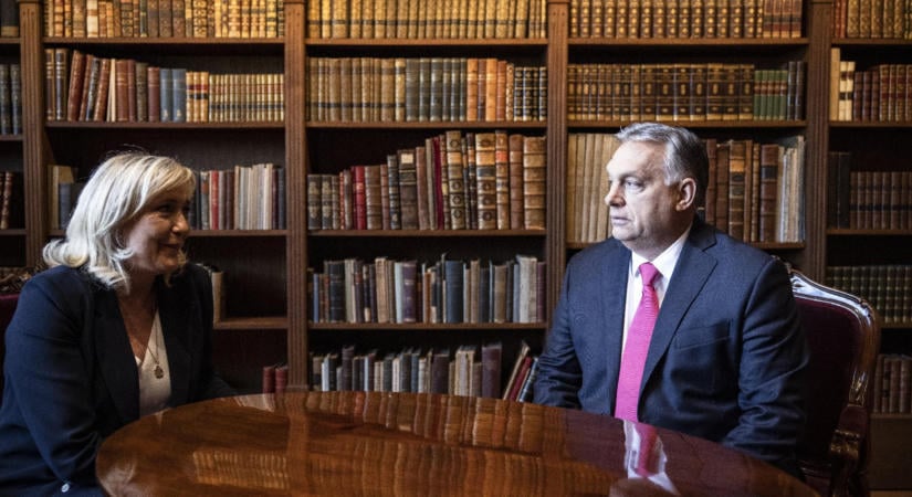Orbán Viktor 15 milliós íróasztallal és 30 milliós földgömbökkel javította a kedélyt a Karmelitában