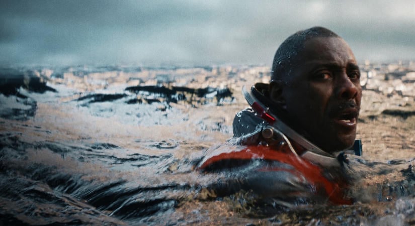 Ezt az új sci-fi thrillert látni kell, előzetest kapott Idris Elba legújabb filmje!