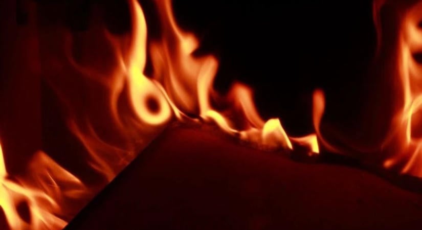 Ágy gyulladt ki a tetőtérben, gázpalackot is kihoztak a tűzoltók