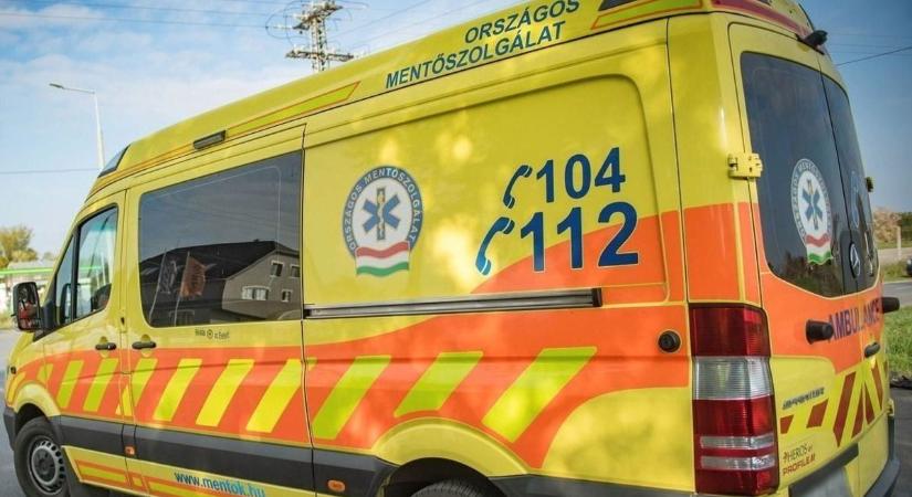 Árokba borult egy autó az M5-ösön – mentő is érkezett a balesethez