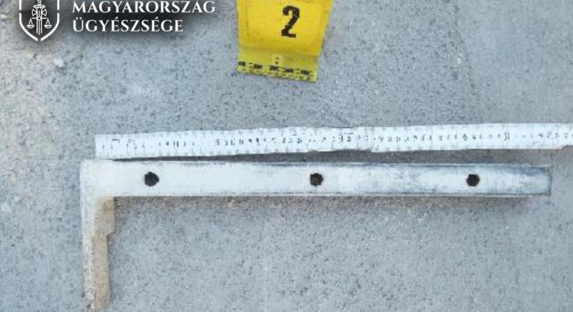 Először csak a nyelvét nyújtotta ki, majd zártszelvénnyel fejbe vágta munkatársát, vádat emeltek ellene