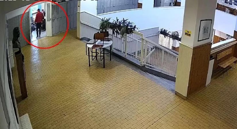 Berontott a tanórára egy feldühödött apa Érd közelében – a gyerekek előtt fenyegette meg a tanárnőt