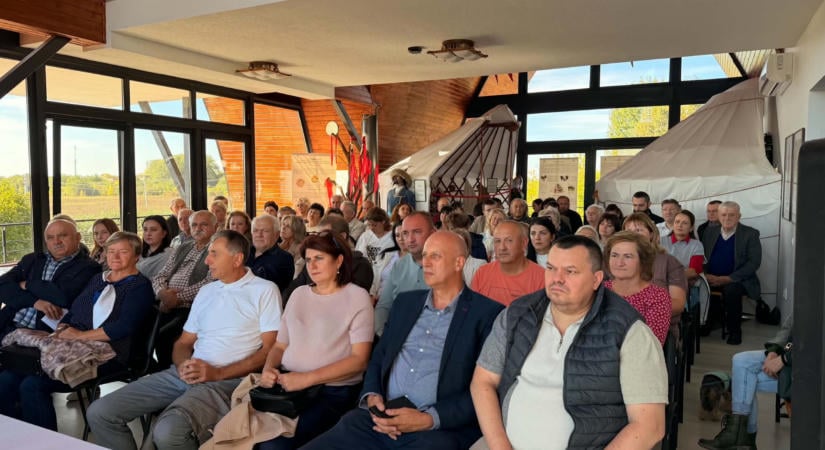 Tanácskozás és hagyományőrzés: Tiszacsomán találkoztak a KMKSZ szervezetei