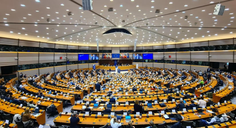 Uniós fellépést kértek a munkahelyi kiégés ellen, a Fidesz nemet szavazott