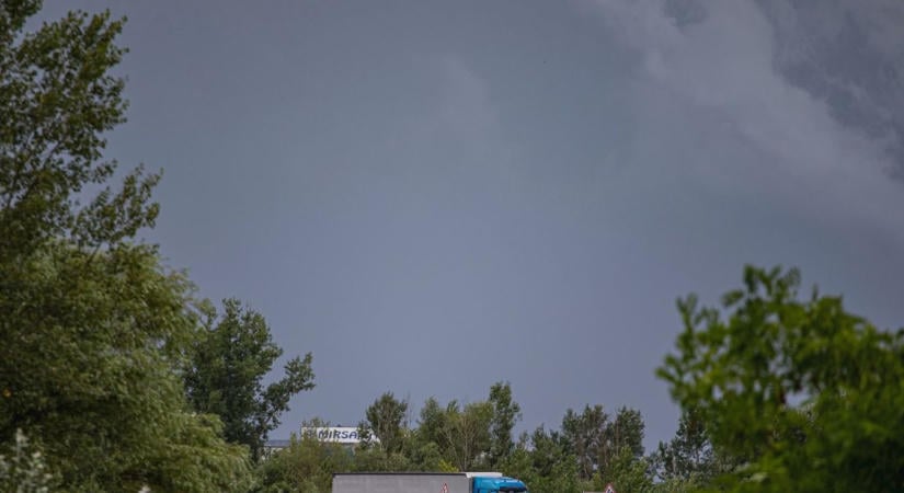 Zivatarokkal tör be a hidegfront, erre figyelmeztetnek a meteorológusok – Heves megyére is kiadták a figyelmeztetést