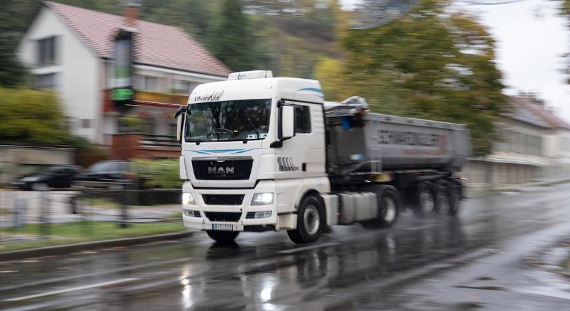 A hőség miatt részlegesen feloldják a hétvégi kamionstopot