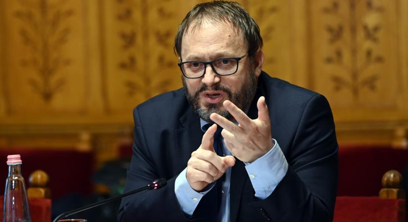 Kármán András közölte: a vényköteles gyógyszerek áfacsökkentése a fogyasztói árakban is érvényesül