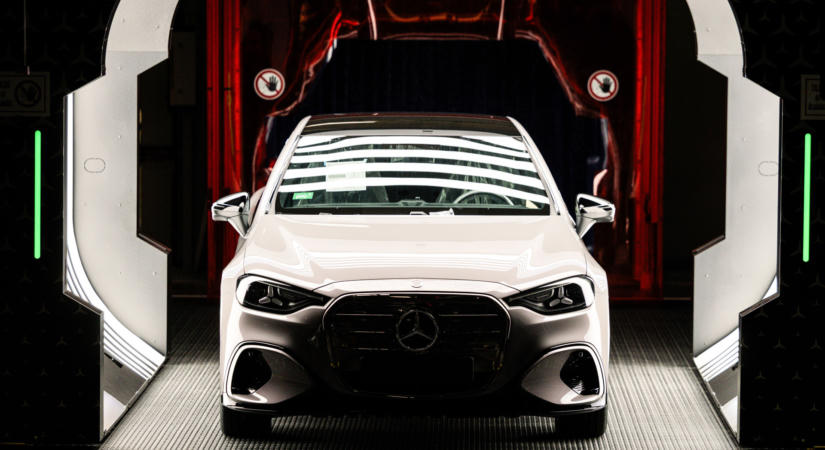 Beállt a sorban a Mercedes-Benz, nincs vége az európai autóipar szenvedésének