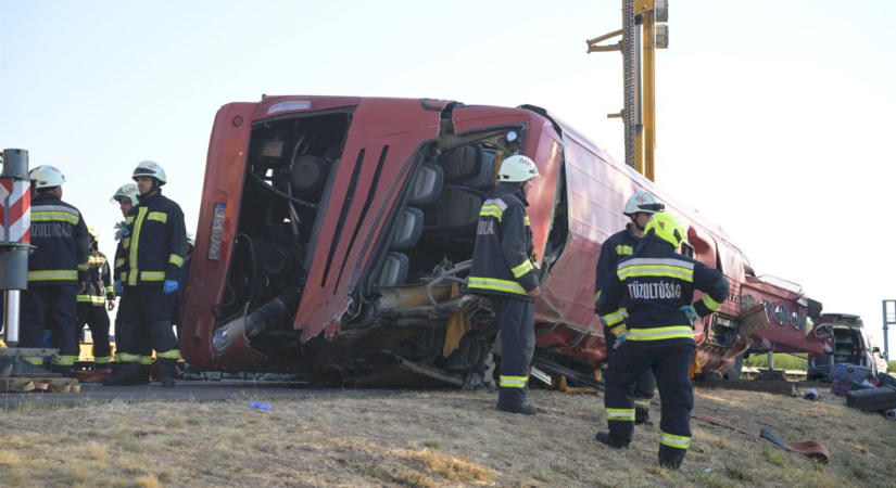 Buszbaleset: életveszélyes állapotúakat kezelnek Miskolcon