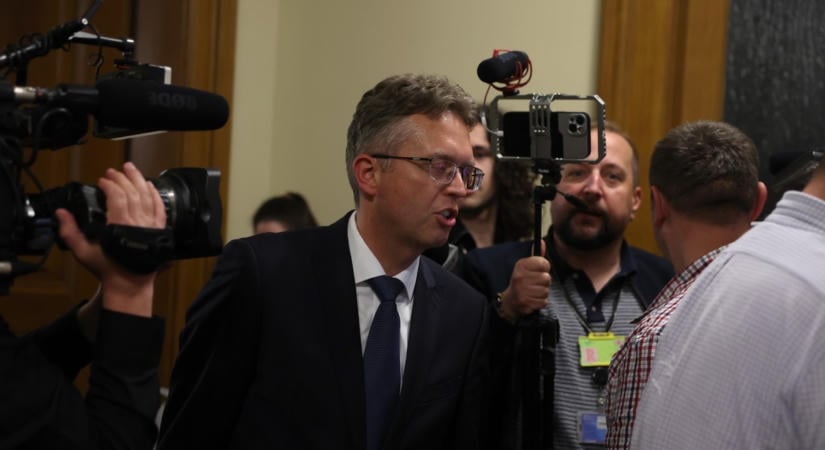 „Ha elvisznek, a munkahelyemről vigyenek el” – Hankó Balázs a parlamentben várja meg, mi történik a mentelmi joga felfüggesztése után
