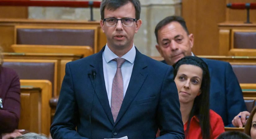 Itt a friss hír, rendőrök mentek a Parlamentbe