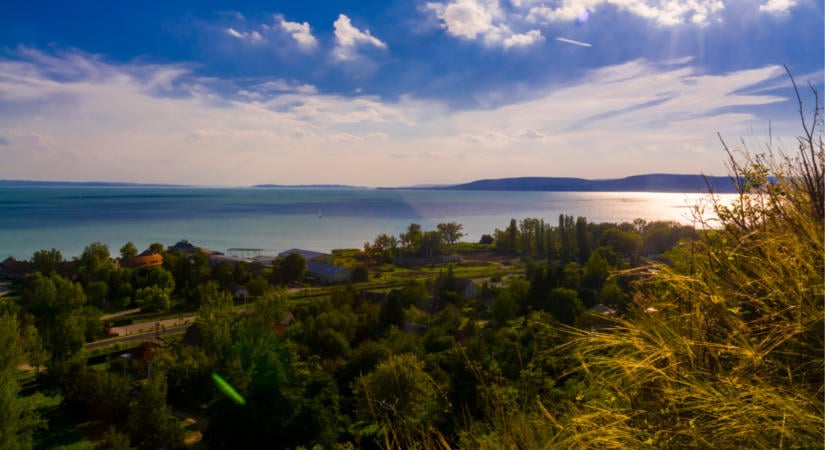 Észvesztő balatoni panoráma, rejtett tó és különleges élővilág: zseniális hétvégi program, egy fillérbe sem kerül