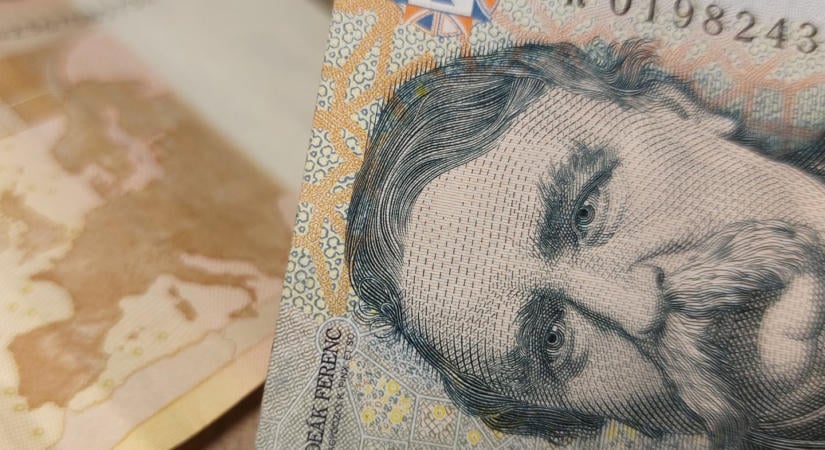 Meghajolt a dollár előtt a forint, az euró épphogy csak lekörözte